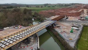 Read more about the article Video | HS2 slides 1,620t bridge over Grand Union Canal 