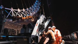 Read more about the article In pictures | London Eye gets new cranes in night-time upgrade project