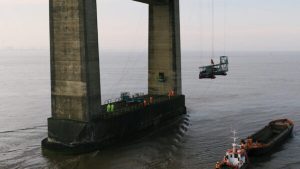 Read more about the article Video | National Highways lower 25t gantry from Prince of Wales Bridge