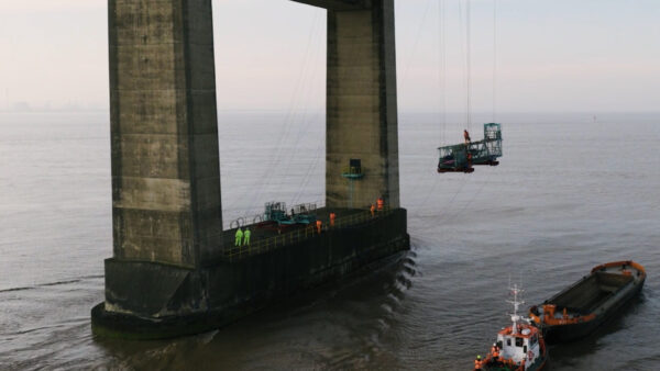 You are currently viewing Video | National Highways lower 25t gantry from Prince of Wales Bridge