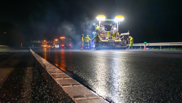 You are currently viewing Low-carbon road job: Emissions cut in half with hydrogen and electric gear plus recycled asphalt